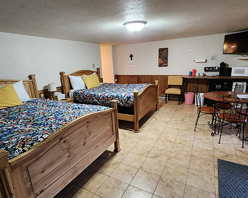 Whispering-pines-suite-02